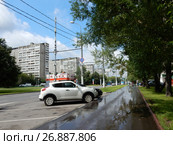 Парковочные карманы (прибордюрные парковки) на Саянской улице. Район Ивановское. Город Москва (2017 год). Редакционное фото, фотограф lana1501 / Фотобанк Лори