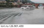 Река Неккар, прогулочный теплоход, Старый мост (Alte Brucke). Гейдельберг, Земля Баден-Вюртемберг, Германия (2017 год). Редакционное видео, видеограф Вадим Хомяков / Фотобанк Лори