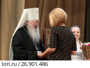 Митрополит Ювеналий награждает учителей в Раменском (2017 год). Редакционное фото, фотограф Дмитрий Неумоин / Фотобанк Лори