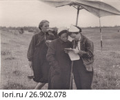 Студенты-геодезисты в поле на практике, 1950-е годы. Редакционное фото, фотограф Илюхина Наталья / Фотобанк Лори
