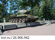 Танк Т-34-85 "Иркутский Комсомолец" на постаменте на пересечении улиц Декабрьских событий и Советской (2017 год). Редакционное фото, фотограф Овчинникова Ирина / Фотобанк Лори
