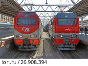 Два электровоза ЭП2К стоят на путях Московского вокзала. Город Санкт-Петербург (2017 год). Редакционное фото, фотограф Григорий Писоцкий / Фотобанк Лори