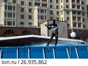 Празднование Дня города Москвы (870-летие). Вейкбордист катается на волне в вейк-парке на площади Революции (2017 год). Редакционное фото, фотограф Елена Коромыслова / Фотобанк Лори