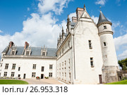 Замок Амбуаз (château d'Amboise) солнечным днем ранней осенью. Департамент Эндр и Луара. Франция (2017 год). Редакционное фото, фотограф E. O. / Фотобанк Лори