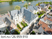 Вид на дома города Амбуаз со стен замка Амбуаз (фр. château d'Amboise) в солнечный день ранней осенью. Департамент Эндр и Луара. Франция (2017 год). Редакционное фото, фотограф E. O. / Фотобанк Лори