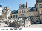 Дворец Фонтенбло (Château de Fontainebleau), солнечный день. Франция (2017 год). Редакционное фото, фотограф E. O. / Фотобанк Лори
