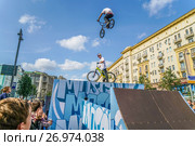Спортсмены специализирующиеся в экстремальном вело-фристайле на Тверской улице в Москве в дни праздника "День города" (2017 год). Редакционное фото, фотограф Виктор Тараканов / Фотобанк Лори