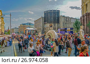 Москвичи и гости столицы на Тверской улице во время праздника Дня города (2017 год). Редакционное фото, фотограф Виктор Тараканов / Фотобанк Лори