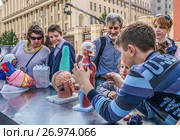 Москвичи и гости столицы на Тверской улице во время праздника Дня города (2017 год). Редакционное фото, фотограф Виктор Тараканов / Фотобанк Лори