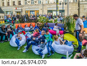 Москвичи и гости столицы на Тверской улице во время праздника Дня города (2017 год). Редакционное фото, фотограф Виктор Тараканов / Фотобанк Лори