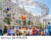 Москвичи и гости столицы на Тверской улице во время праздника Дня города. Макет солнечной системы (2017 год). Редакционное фото, фотограф Виктор Тараканов / Фотобанк Лори