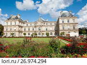 Цветы перед Люксембургским дворцом (Palais du Luxembourg). Солнечный день ранней осенью. Париж. Франция (2017 год). Редакционное фото, фотограф E. O. / Фотобанк Лори