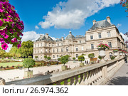 Вид на Люксембургский дворец (фр. Palais du Luxembourg) в солнечный день. Париж. Франция (2017 год). Редакционное фото, фотограф E. O. / Фотобанк Лори