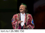 Портрет Фарруха Закирова во время выступления ВИА "Ялла" на сцене Кремлевского дворца съездов во время Дней культуры Узбекистана, Москва (2017 год). Редакционное фото, фотограф Николай Винокуров / Фотобанк Лори