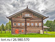 Дом-двор Клокотова В. Я., 1879 год. Фасад с балконом. Государственный музей деревянного зодчества и народного искусства северных районов России "Малые Корелы". Архангельская область (2017 год). Редакционное фото, фотограф Сергей Афанасьев / Фотобанк Лори
