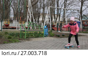 Девочка катается на скейтборде в парке. Стоковое видео, видеограф Олег Хархан / Фотобанк Лори