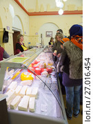В магазине "Костромская сырная биржа" в Костроме представлена продукция различных сырзаводов Костромской области (2017 год). Редакционное фото, фотограф Юлия Бабкина / Фотобанк Лори