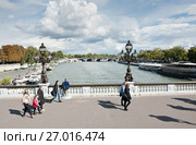 Прохожие на мосту Александра III (фр. Pont Alexandre III) в солнечный день ранней осенью. Париж. Франция (2017 год). Редакционное фото, фотограф E. O. / Фотобанк Лори