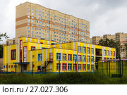 Детский сад в новом жилом микрорайоне. Стоковое фото, фотограф Светлана Кузнецова / Фотобанк Лори