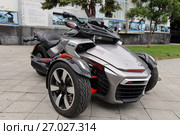 Спортивный трицикл Can-Am Spyder F3 от компании «Bombardier Recreational Products» на улице города Батуми. Грузия (2017 год). Редакционное фото, фотограф Алексей Гусев / Фотобанк Лори