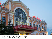 Savelovsky railway station (Savyolovsky, Savyolovskiy, Savyolovsky or Savelovskiy)-- is one of the nine main railway stations in Moscow, Russia(at night). (2015 год). Редакционное фото, фотограф Владимир Журавлев / Фотобанк Лори