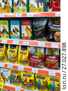 Zelenograd, Russia - September 15. 2017. Food for birds in Four paws pet store at mall Panfilov. Редакционное фото, фотограф Володина Ольга / Фотобанк Лори