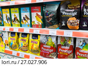 Zelenograd, Russia - September 15. 2017. Food for birds in Four paws pet store at mall Panfilov. Редакционное фото, фотограф Володина Ольга / Фотобанк Лори