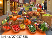 Красочная выставка-ярмарка фермерских продуктов «Отведайте отечественное» в ГУМе. Москва. Осенний урожай. Фрукты и овощи (2017 год). Редакционное фото, фотограф Валерия Попова / Фотобанк Лори