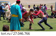 Mongolian wrestlers wrestling in nature. Spectators in national clothes watch the competition (2017 год). Редакционное видео, видеограф Сергей Пристяжнюк (Serg Zastavkin) / Фотобанк Лори