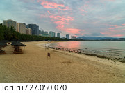 Dawn on the Dadonghai Beach on the tourist island of Hainan (2017 год). Редакционное фото, фотограф Юлия Машкова / Фотобанк Лори