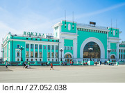 Здание железнодорожного вокзала Новосибирск-Главный и площадь имени Гарина-Михайловского. Новосибирск, Сибирь, Россия (2017 год). Редакционное фото, фотограф Евгений Мухортов / Фотобанк Лори