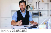 Smiling man is talking about contract before the signing it in office. Стоковое видео, видеограф Яков Филимонов / Фотобанк Лори