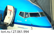 Пилот пассажирского самолета авиакомпании KLM готовится к полету. Аэропорт Скипхол, Амстердам (2017 год). Редакционное видео, видеограф Виктор Карасев / Фотобанк Лори