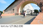 Entry to the ancient Novgorod Kremlin in summer day. Kremlin was founded in 1044 (2017 год). Редакционное видео, видеограф FotograFF / Фотобанк Лори