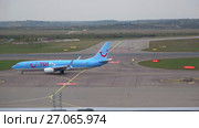 Самолет Boeing 737 Next Gen (SE-RFV) авиакомпании  "TUIfly Nordic" на рулежной дорожке аэропорта Вантаа. Хельсинки (2017 год). Редакционное видео, видеограф Виктор Карасев / Фотобанк Лори