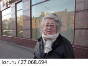 Интеллигентная москвичка на Лесной улице (2017 год). Редакционное фото, фотограф Дмитрий Неумоин / Фотобанк Лори
