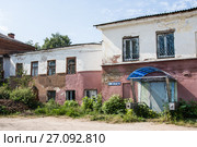 Старые кирпичные дома с осыпавшейся штукатуркой, улица Советская, Переславль Залесский, Ярославская область, Россия (2017 год). Стоковое фото, фотограф Papoyan Irina / Фотобанк Лори