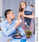 woman with crying son extorting money. Стоковое фото, фотограф Яков Филимонов / Фотобанк Лори