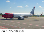 Самолет Boeing 737-8JP (LN-DYD) авиакомпании Norwegian Air Shuttle с портретом Ганса Христиана Андерсена на рулежной дорожке аэропорта Мальпенса. Милан (2017 год). Редакционное фото, фотограф Виктор Карасев / Фотобанк Лори