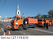 Город Москва, грузовые автомобили перекрыли движение на Яузской улице во время проведения марафона (2017 год). Редакционное фото, фотограф Дмитрий Неумоин / Фотобанк Лори