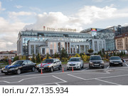 Город Тула. Стоянка перед дворцом бракосочетания осенью (2017 год). Редакционное фото, фотограф Игорь Низов / Фотобанк Лори