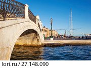Мост Ponte Delle Ca di Dio и набережная Рива Ка ди Дио (Riva Ca di Dio). Венеция. Италия (2017 год). Редакционное фото, фотограф Сергей Афанасьев / Фотобанк Лори