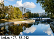 Москва, Марьино, пруд с мостиком на Марьинском бульваре (2017 год). Стоковое фото, фотограф glokaya_kuzdra / Фотобанк Лори