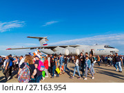 Zhukovsky, Russia - July 24. 2017. People against the background of an airplane il-76md 90a at international aerospace show MAKS 2017. Редакционное фото, фотограф Володина Ольга / Фотобанк Лори