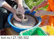 Master class on pottery / Photo taken in Russia, in the city of Orenburg, at the fair of the festival of historical reconstruction "Ratny glory." (2017 год). Редакционное фото, фотограф Вадим Орлов / Фотобанк Лори