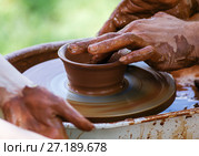 Master class on pottery, a close-up / The picture was taken in Russia, in the city of Orenburg, at the fair of the historical reconstruction festival "Ratny glory." 06/10/2017. Стоковое фото, фотограф Вадим Орлов / Фотобанк Лори