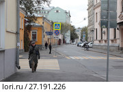 Москва,  люди на Старомонетном переулке (2017 год). Редакционное фото, фотограф Дмитрий Неумоин / Фотобанк Лори
