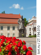 Каунас. Памятник поэту Майронису (2015 год). Редакционное фото, фотограф Бурмистрова Ирина / Фотобанк Лори