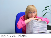 Девушка в офисе обреченно смотрит на пачку документов. Стоковое фото, фотограф Арестов Андрей Павлович / Фотобанк Лори