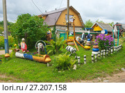 Село Дубровно. Двор с забавными поделками (2016 год). Редакционное фото, фотограф Зобков Юрий / Фотобанк Лори